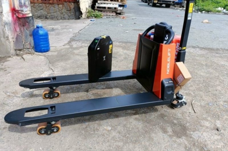 Cần tắt toàn bộ xe nâng trước khi sạc xe