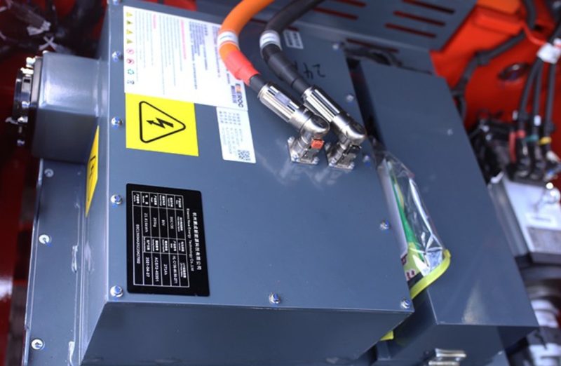 Cần đảm bảo pin/ắc quy được sạc đầy đủ trước khi sử dụng xe nâng tay điện