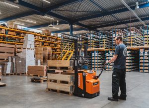 Chuẩn bị trước khi vận hành xe nâng tay điện