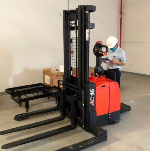 Đổi pin nhanh cho xe nâng tay điện