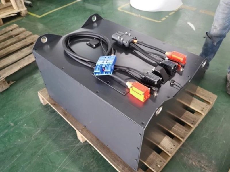 Để áp dụng giải pháp đổi pin nhanh cho xe nâng tay điện, doanh nghiệp cần có sự chuẩn bị và đầu tư