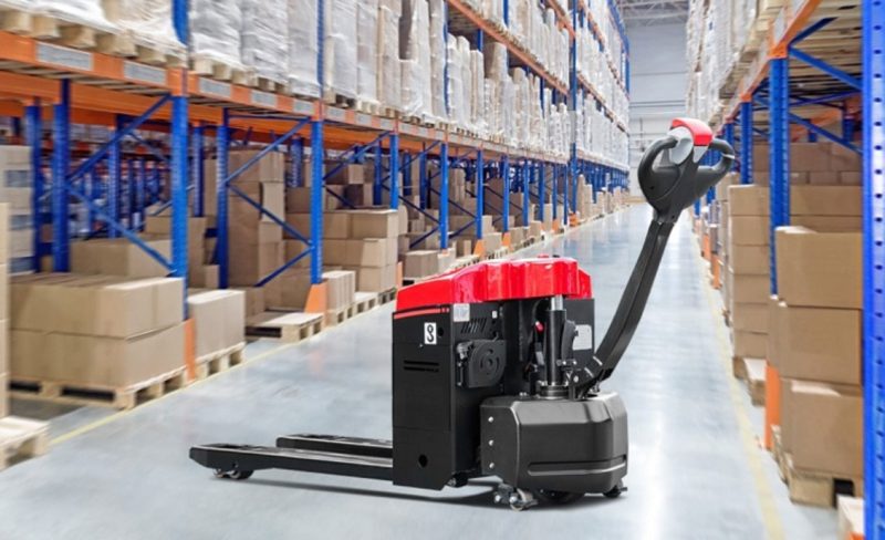 Khi nhiệt độ giảm, các phản ứng hóa học bên trong pin diễn ra chậm hơn, làm giảm dung lượng và khiến dòng điện yếu đi.