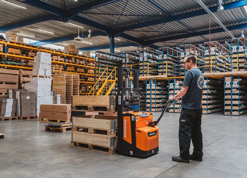 Việc làm chủ thao tác lái xe trong lối hẹp được xem là kỹ năng vận hành nâng cao cho xe nâng tay điện không thể thiếu