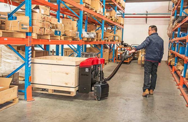Không nâng hàng quá tải trọng cho phép khi sử dụng xe nâng tay điện