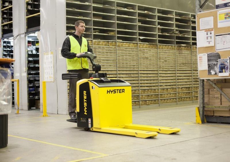 Việc đào tạo nhân viên sử dụng xe nâng tay điện giúp đảm bảo an toàn, nâng cao năng suất công việc