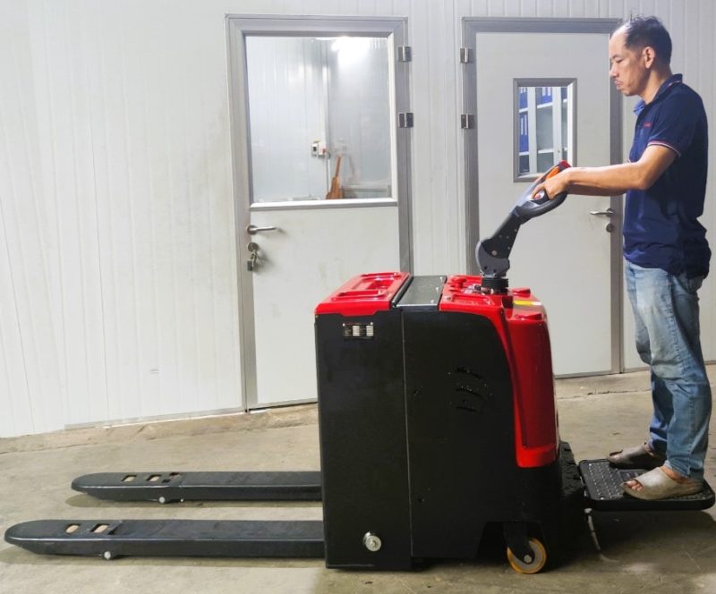 Quy trình đào tạo và chứng chỉ vận hành xe nâng tay điện