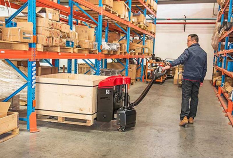 Xe nâng tay điện cần di chuyển với tốc độ phù hợp trong kho, giữ khoảng cách an toàn khi lưu thông