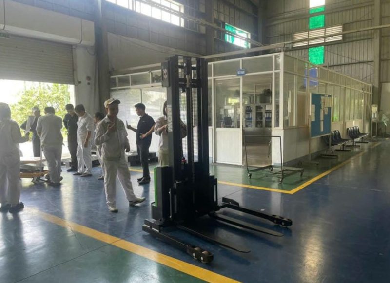 Những ứng dụng của xe nâng tay điện ngày càng trở nên phổ biến nhằm phát triển logistics hiện đại