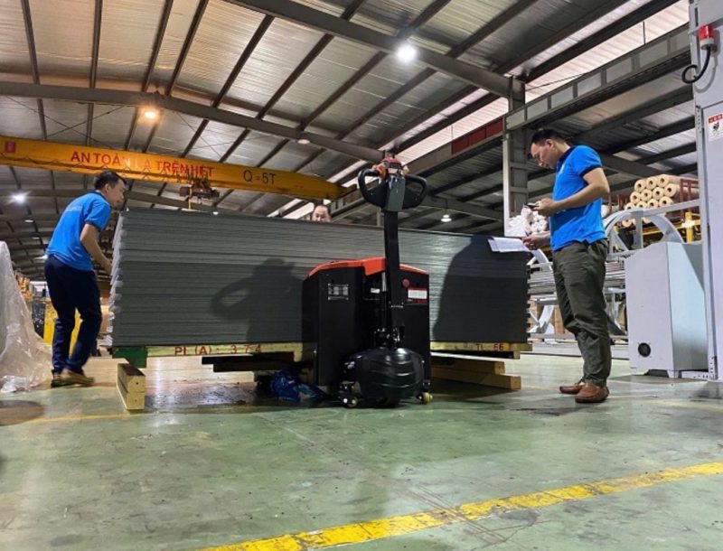 Vận hành xe nâng tay điện an toàn mang đến lợi ích cho doanh nghiệp và người lao động