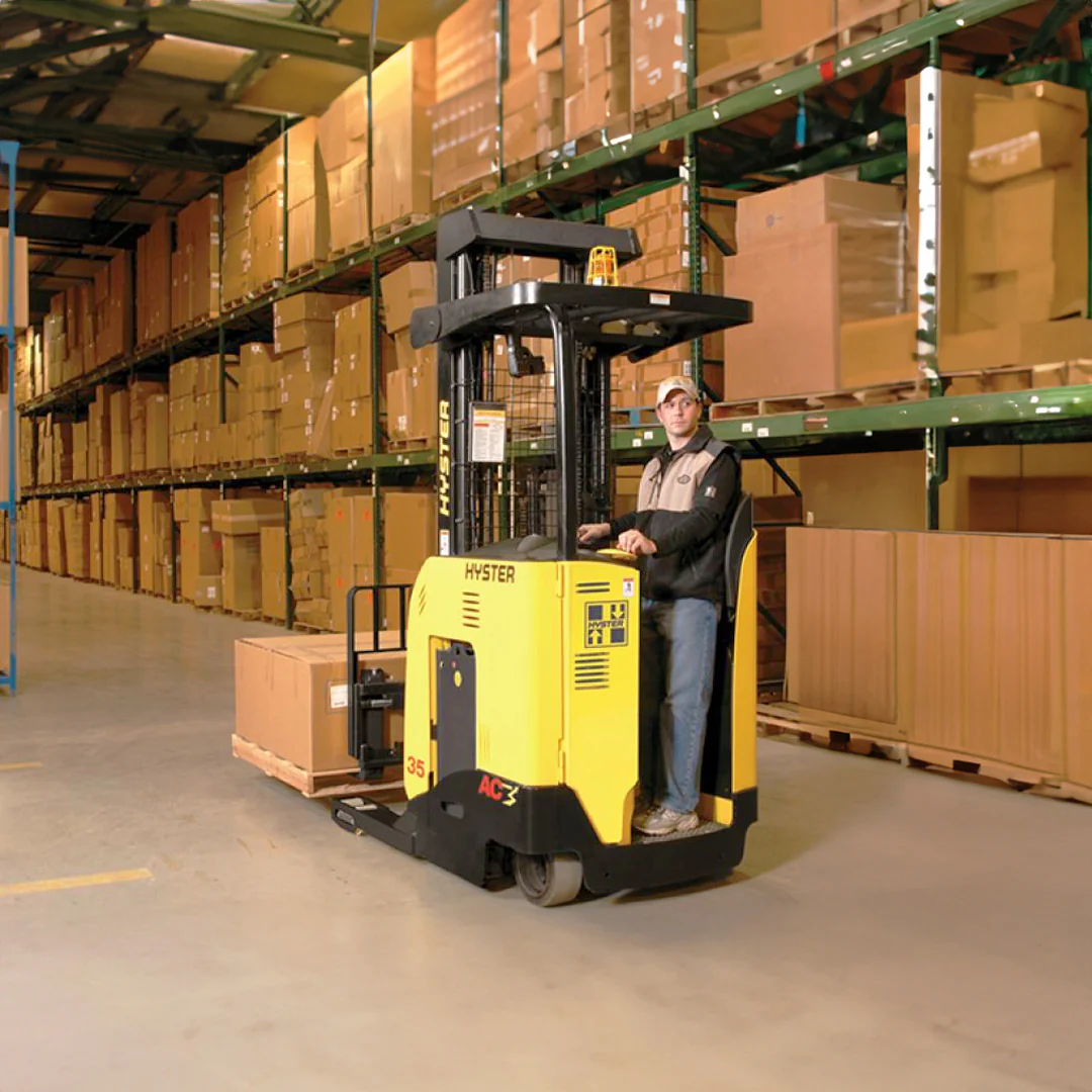 Xe nâng tay điện dạng đứng lái để điều khiển nâng hạ và di chuyển