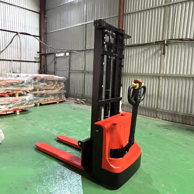 Tay cầm vận hành được thiết kế công thái học, giảm cảm giác mệt mỏi khi vận hành