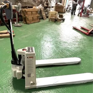 Xe nâng tay thấp điện 2 tấn giúp tăng năng suất từ 5-10 lần so với xe nâng tay cơ