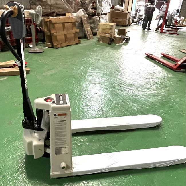 Xe nâng tay thấp điện 2 tấn giúp tăng năng suất từ 5-10 lần so với xe nâng tay cơ
