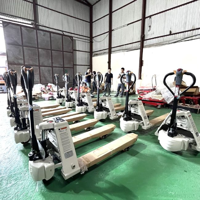 Xe nâng tay thấp điện là thiết bị không thể thiếu trong nhiều môi trường làm việc khác nhau