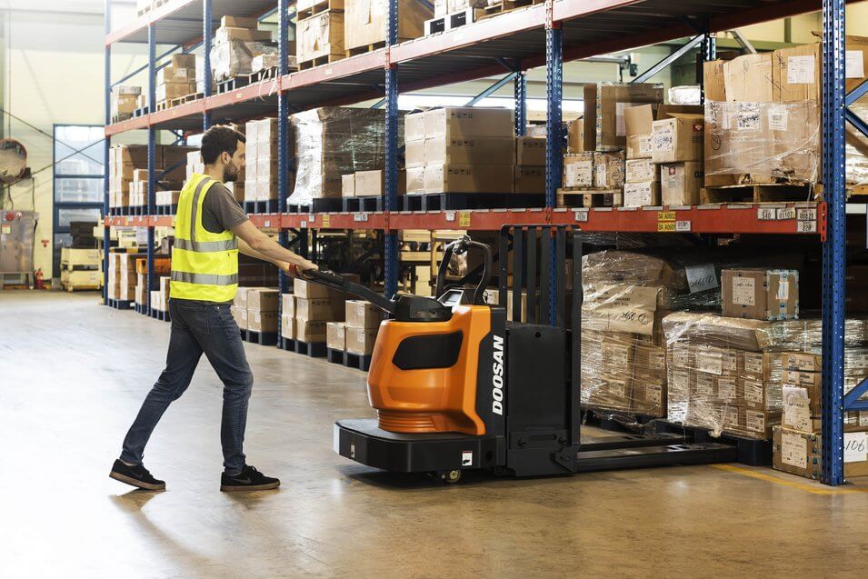 Xe nâng điện thấp ứng dụng trong nhiều lĩnh vực