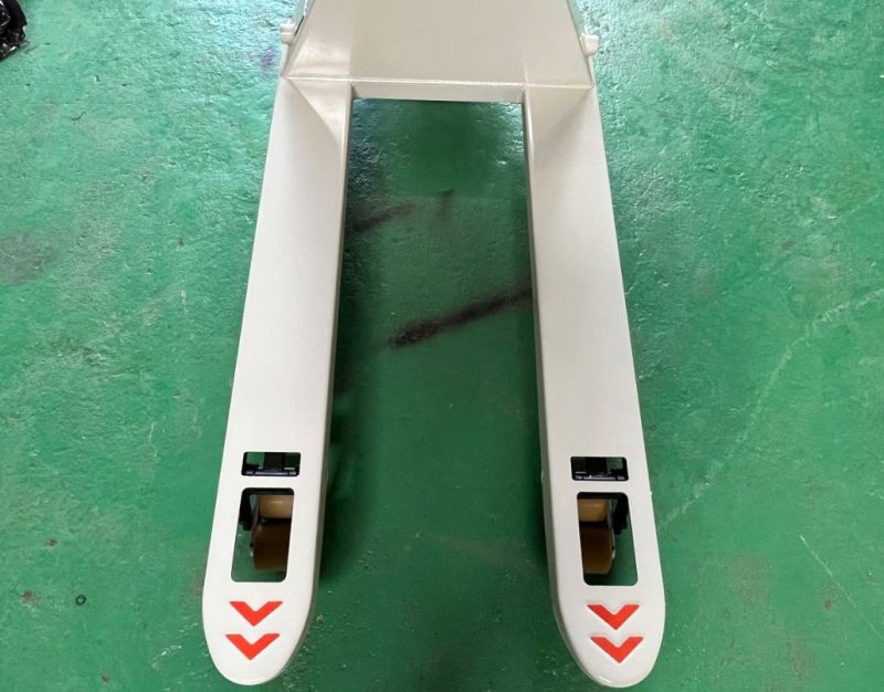 Cần quan sát, kiểm tra càng nâng trước mỗi ca làm việc 