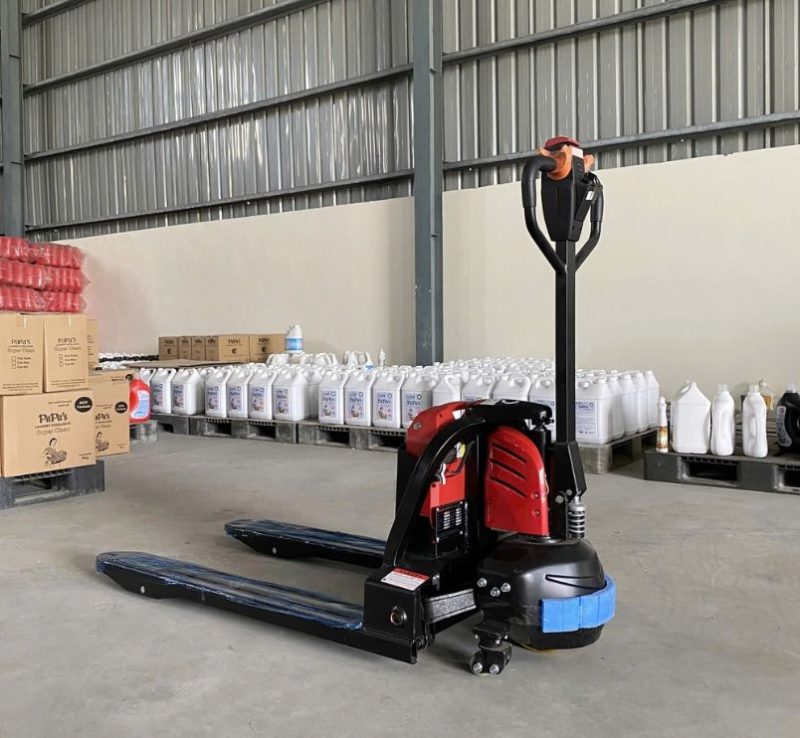 Chi phí bảo dưỡng và thay thế càng xe nâng tay điện phụ thuộc bởi nhiều yếu tố khác nhau 