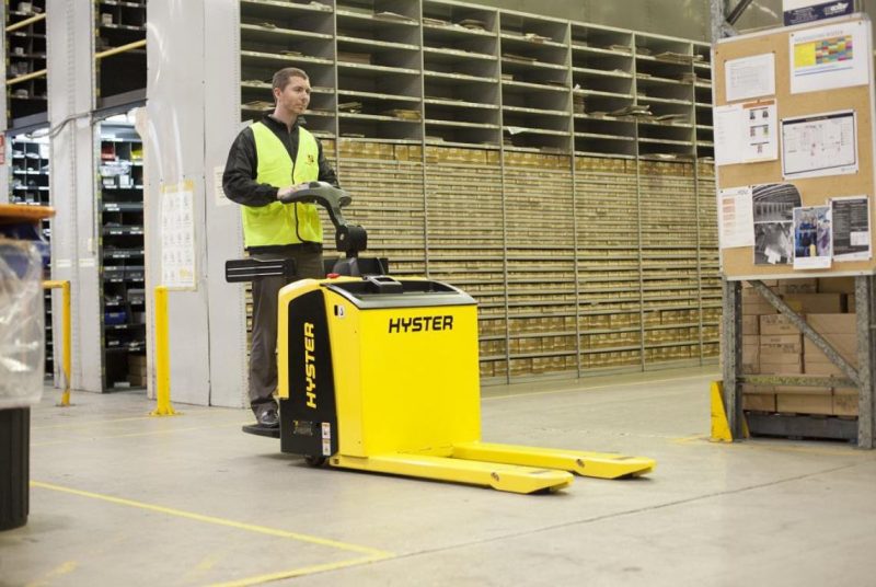 Ứng dụng xe nâng tay điện trong thương mại điện tử