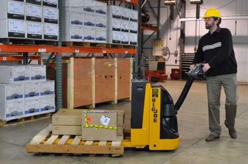 Xe nâng tay điện giúp tối ưu kho hàng tổng hợp