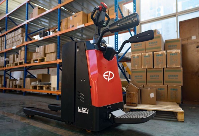 Ứng dụng xe nâng tay điện trong ngành xây dựng, vật liệu nặng