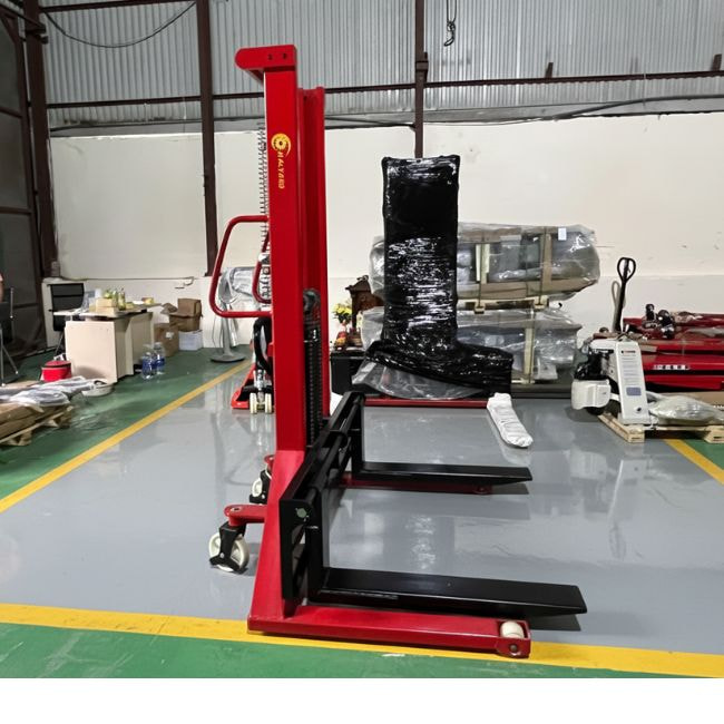 Xe nâng tay cao cơ 2 tấn nâng hàng lên kệ cao 1.6 mét tại nhà kho