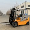 Trụ nâng xe nâng điện ngồi lái 5 tấn vững chắc, thực hiện nâng đỡ hàng hóa an toàn