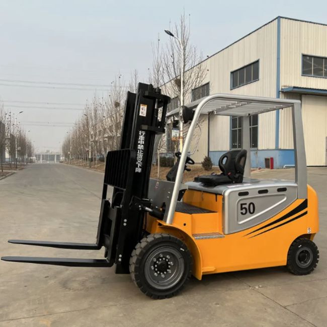 Trụ nâng xe nâng điện ngồi lái 5 tấn vững chắc, thực hiện nâng đỡ hàng hóa an toàn