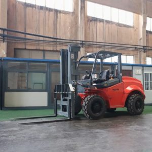 Xe nâng điện ngồi lái 5 tấn bánh xe địa hình có khoảng sáng gầm xe lớn, dễ dàng di chuyển qua các địa hình gồ ghề