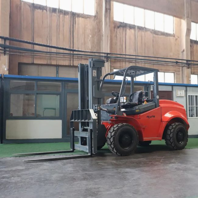 Xe nâng điện ngồi lái 5 tấn bánh xe địa hình có khoảng sáng gầm xe lớn, dễ dàng di chuyển qua các địa hình gồ ghề