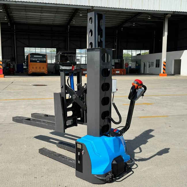 Tay lái xe nâng tay tự leo 1.5 tấn được thiết kế công thái học, được thiết kế giúp giảm thiểu mệt mỏi khi vận hành
